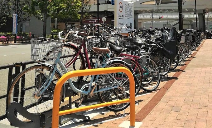 歩道上に駐輪場システムを導入した文京区の後楽園駅前一時利用制自転車駐車場