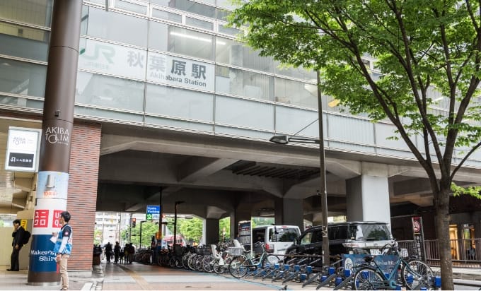歩道上に駐輪場システムを導入した千代田区の秋葉原駅中央高架下自転車駐車場