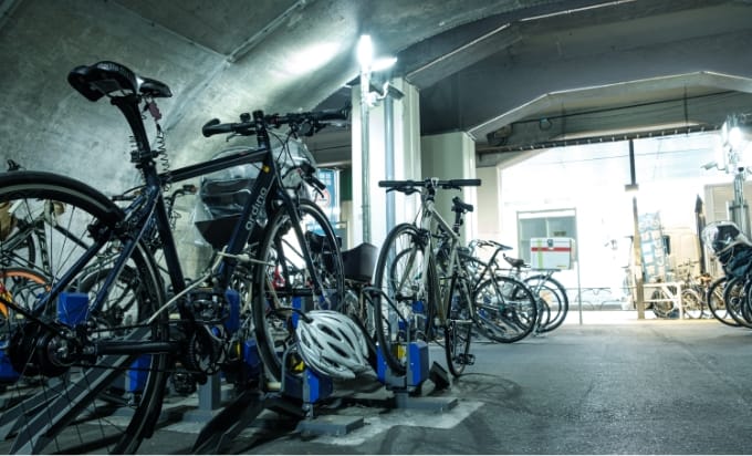 機械式駐輪場システムの導入で、駐輪場を無人化した千代田区の大手町高架下自転車駐車場