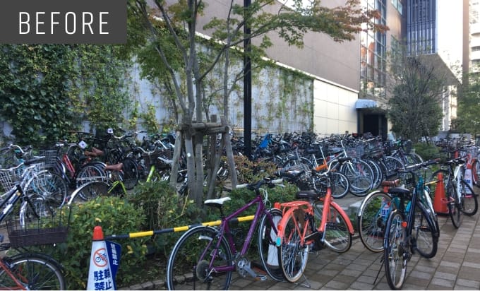 商業施設併設ビルの駐輪場は、放置自転車が溢れている