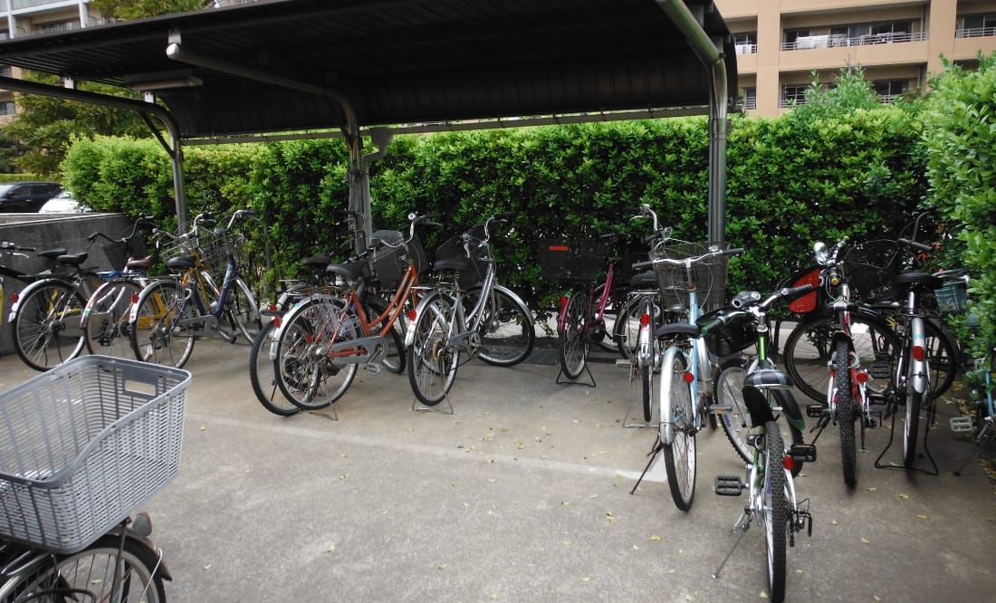 マンション駐輪場から自転車が溢れている