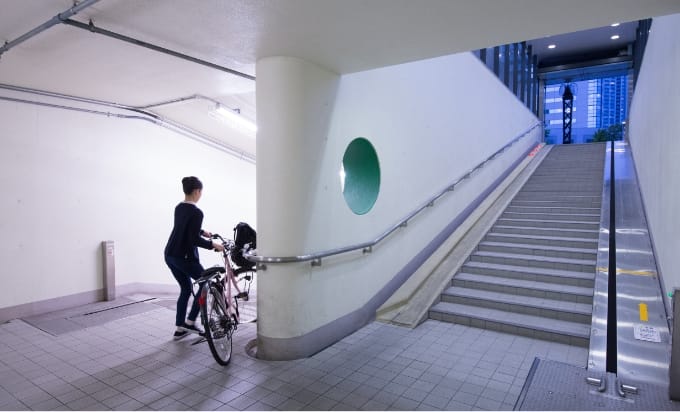 サイクルコンベアを導入した江東区の豊洲駅地下駐輪場