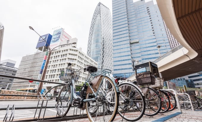 平置きの自転車ラックを導入した新宿区の新宿駅路上駐輪場