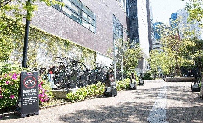 画像：放置自転車対策でビル周辺は公園のような憩いの空間に