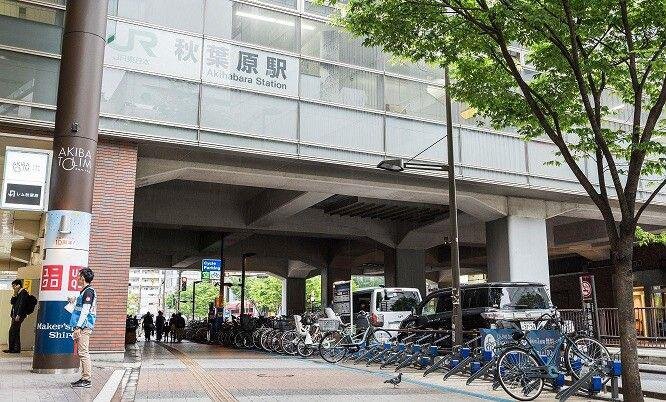 画像：歩道上の植栽を撤去し駐輪帯を新設