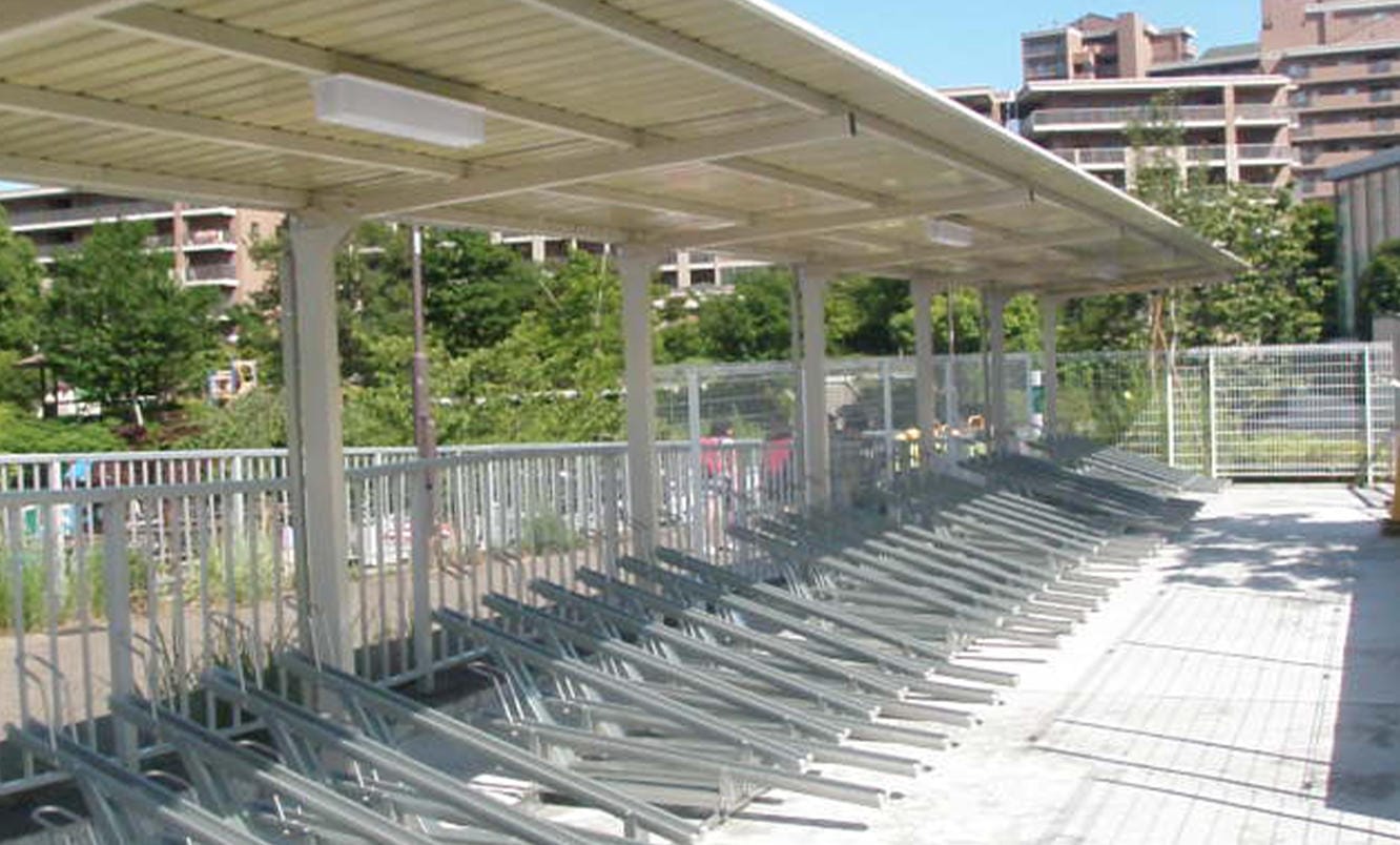 画像：駐輪場屋根とスライド式自転車ラックを空きスペースに新設