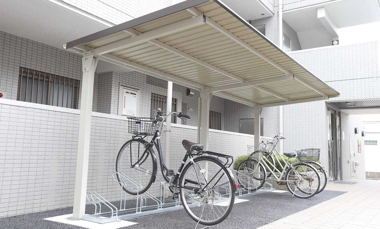 画像：屋外に自転車ラックと駐輪場屋根を新設して課題を解決