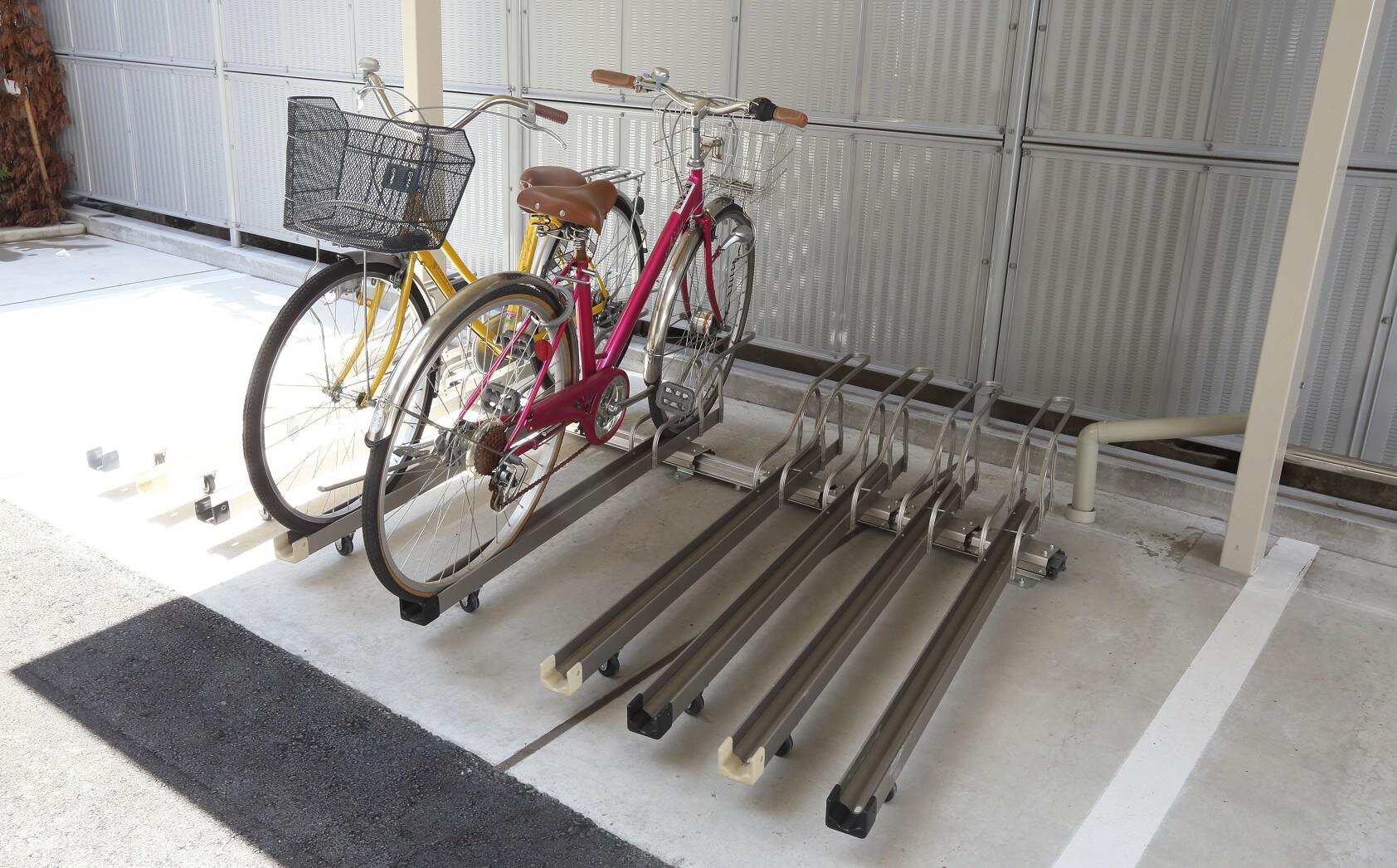 スライド式自転車ラック：フラットスライドAR-SRに自転車が収容されている写真。