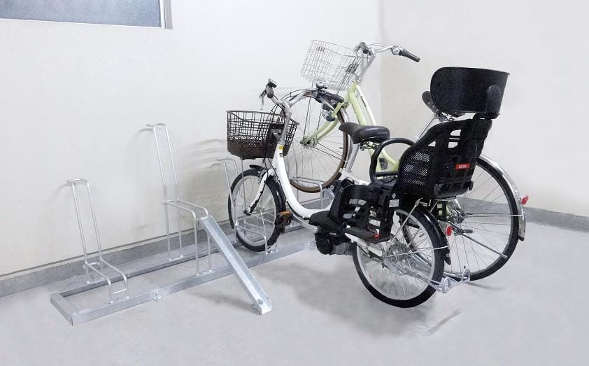 平置ラック：BC-450にチャイルドシート付電動自転車が収容されている写真。