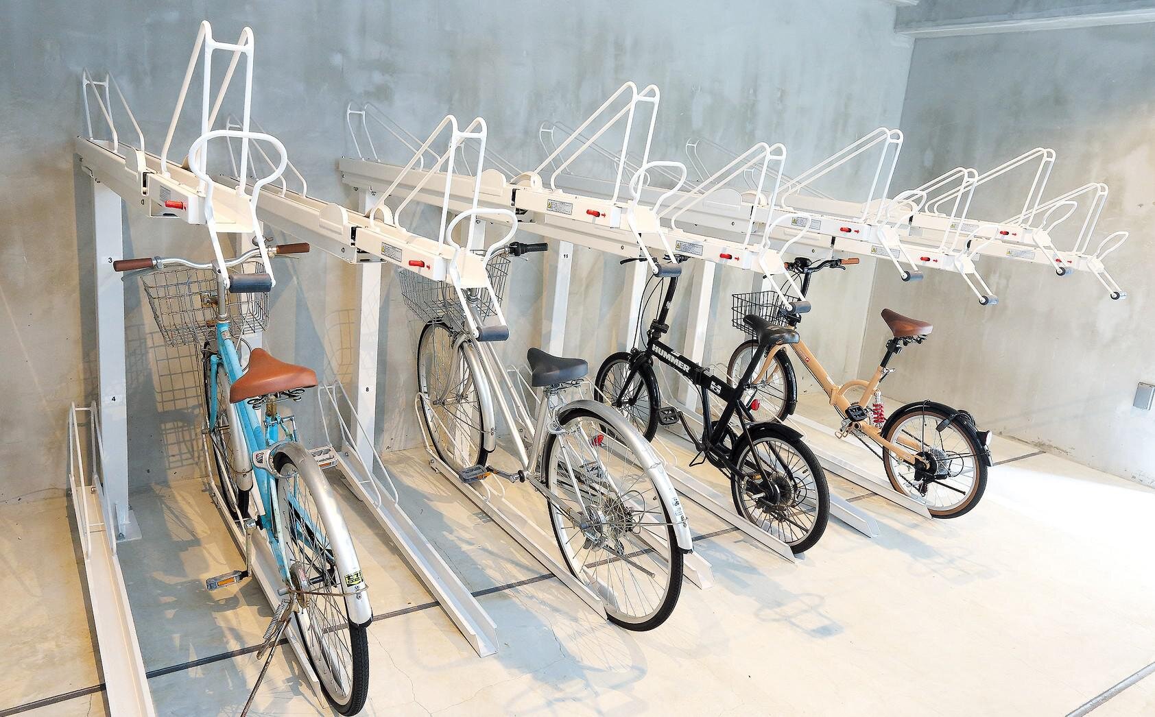 2段式自転車ラック：BC-W-1G（着地式）に自転車が収容されている写真。