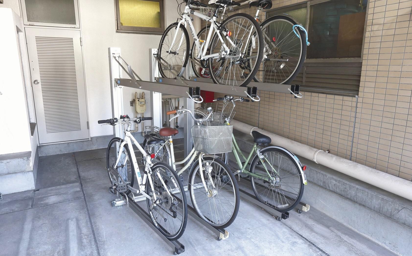 垂直2段式自転車ラック：BC-W-AIR（下段前後入れタイプ）に自転車が収容されている写真。