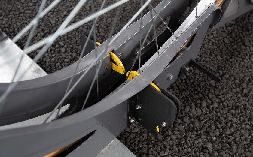 駐輪機：Bロックの黄色い爪で、自転車の入出庫を管理。