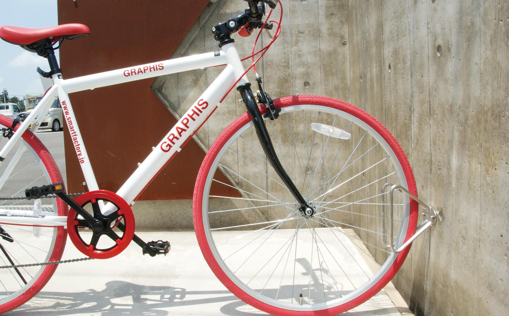 デザインラック：BY-DELTAに赤い自転車が収容されている写真。