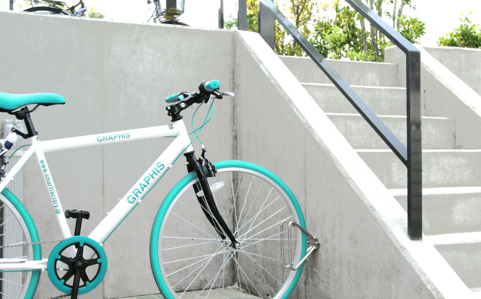 デザインラック：BY-DELTAに水色の自転車が収容されている写真。