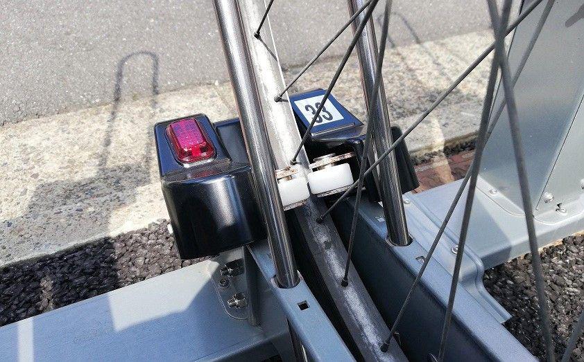 駐輪機：CL600に自転車の前輪が収容されて、ロックされている状態。