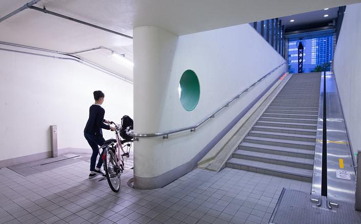 豊洲駅地下駐輪場に、サイクルコンベアを導入。