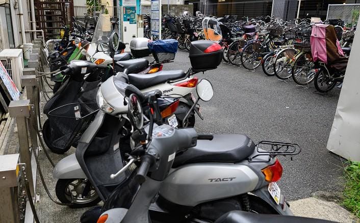 横浜市民間駐輪場に、バイク駐輪機：DCR-BKLOCK2を導入。