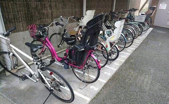 大型自転車が収容されている白線引きの駐輪場。