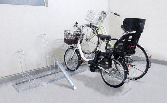 マンション駐輪場に電動自転車対応の平置きラックを採用