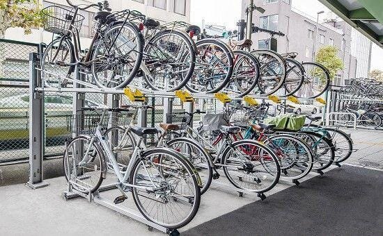 マンション駐輪場に電動自転車対応の垂直2段式ラックを採用