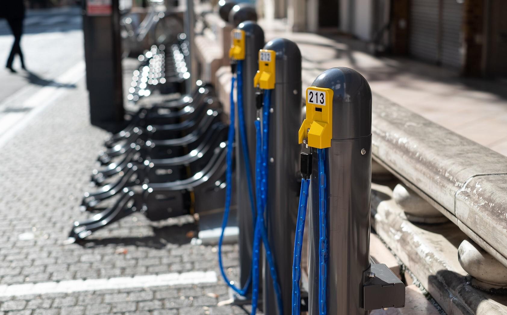 バイク駐輪機：GBロックと駐輪機：Bロック。