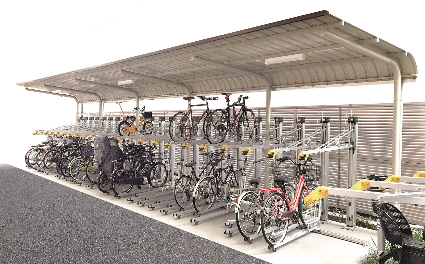 駐輪場屋根：BC-K-RVと垂直2段式ラック：BC-W-ARSに、自転車が複数台収容されている。