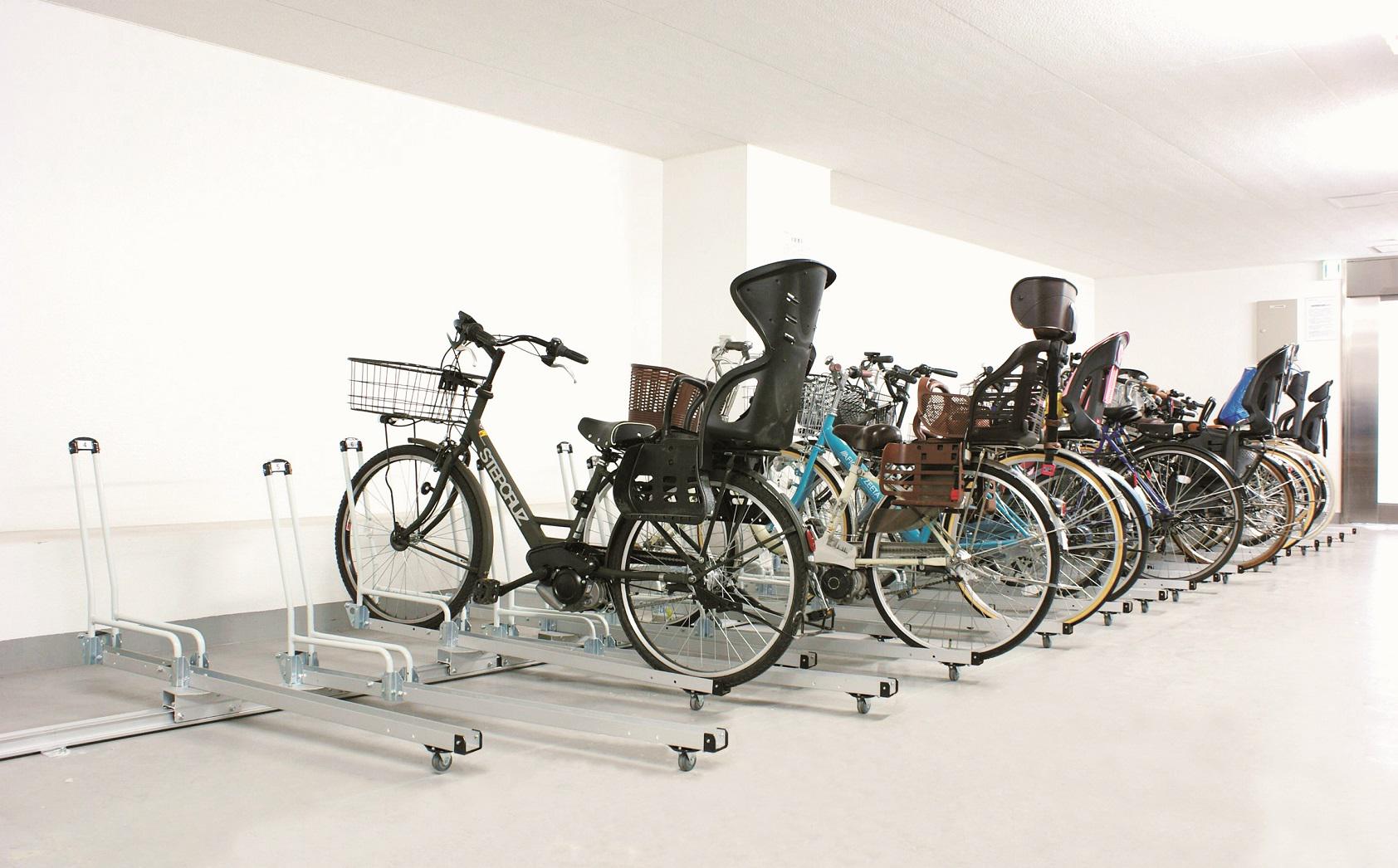 スライド式自転車ラック：エニイスライドBC-OSFに3人乗り電動自転車が収容されている写真。