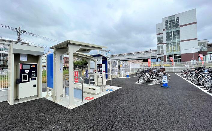 ゲート式駐輪場：DGS-100で管理された駐輪場に、たくさんの自転車が駐輪されている。