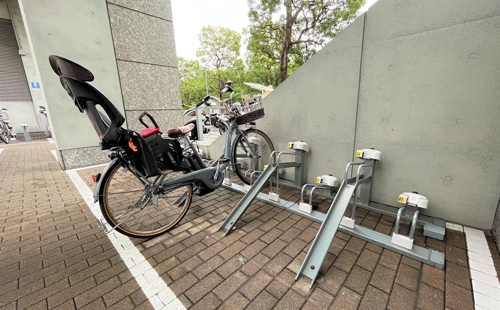 駐輪機：SCR-R200に自転車が1台収容されている写真。