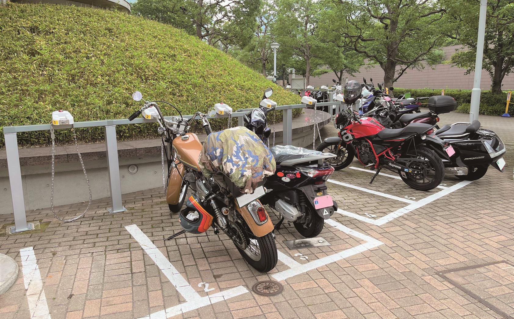 バイク駐輪機：SCR-B200に、バイクが収容されている写真。