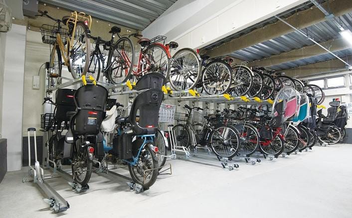 駐輪場に設置された自転車ラック。自転車が整然ときれいに収容されている。