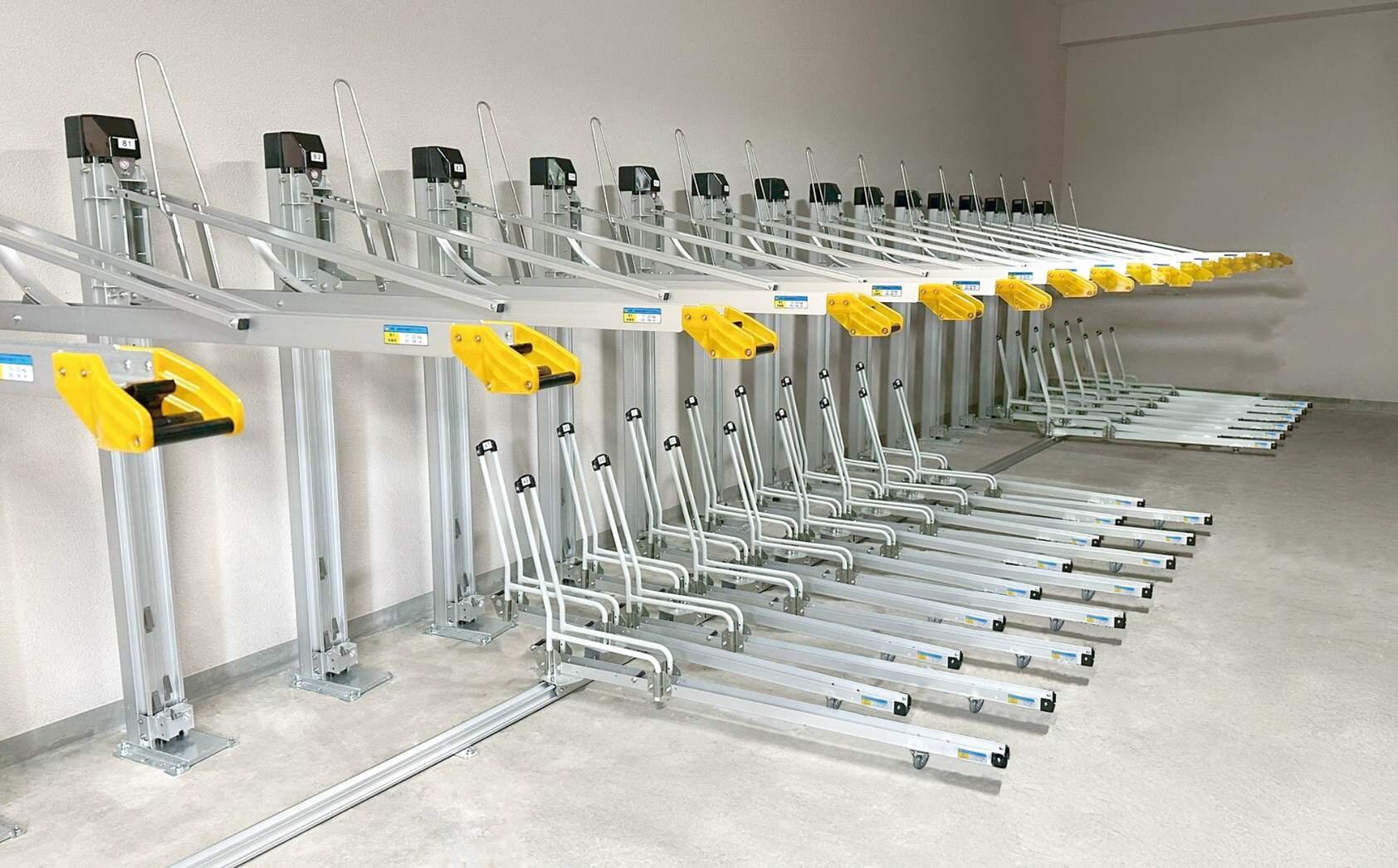 垂直2段式自転車ラック：BC-W-ARSの写真。下段は、スライドラックのBC-OSF。