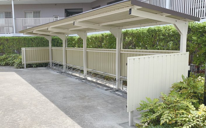 駐輪場屋根の背面板・側面板の写真。