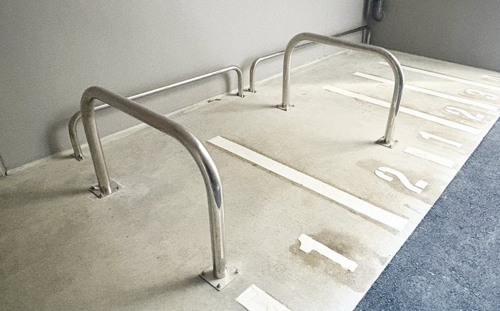 駐輪場の転倒防止パイプの写真。