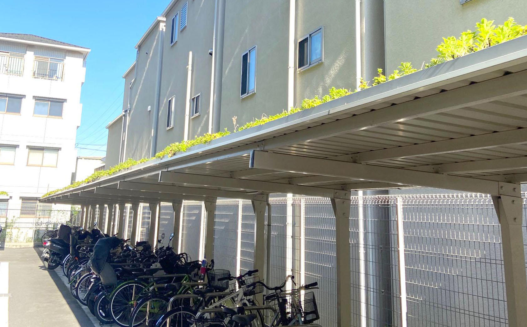 緑化型駐輪場屋根：緑化ルーフN。駐輪場が緑豊かな景観に変わります。