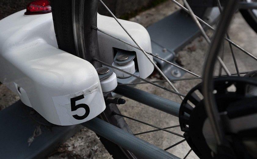 駐輪機：SCR-R200に自転車の前輪が収容されてロックされている状態。