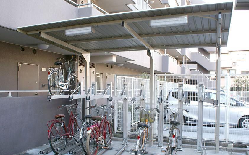 駐輪場屋根：シャオンルーフS（2段式タイプ）と垂直2段式ラック：BC-W-ARSを組み合わせ、収容効率の高い駐輪場に。