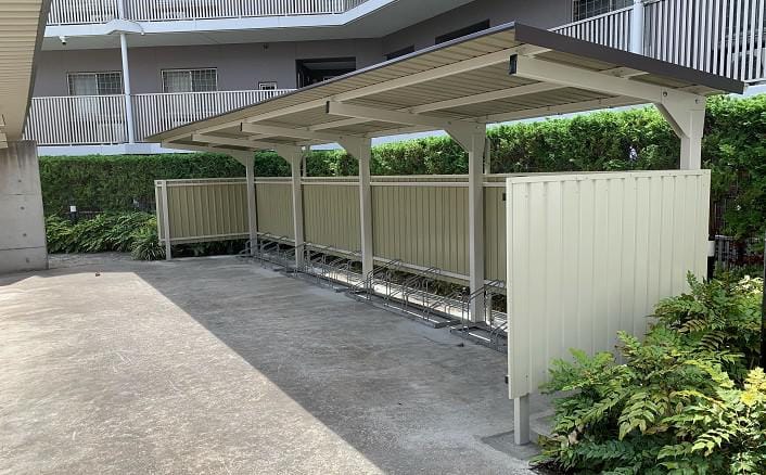 横浜市某マンションに、駐輪場屋根：シャオンルーフS（背面版、側面版付き）を導入。