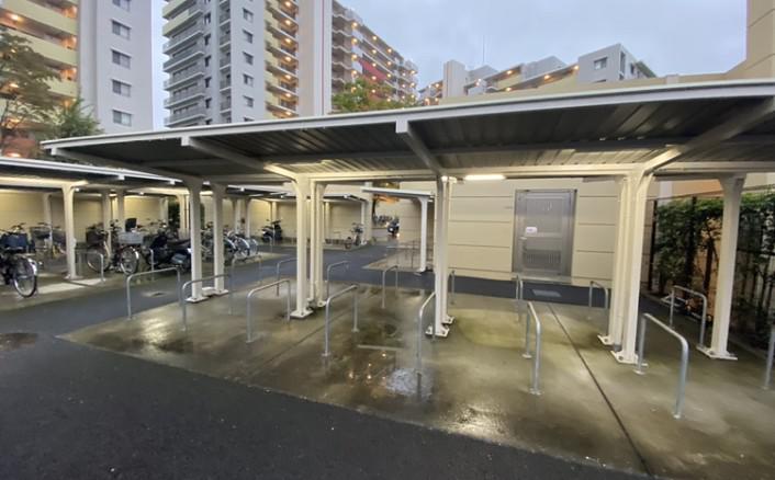 横浜市某マンションに、駐輪場屋根：シャオンルーフSを導入。
