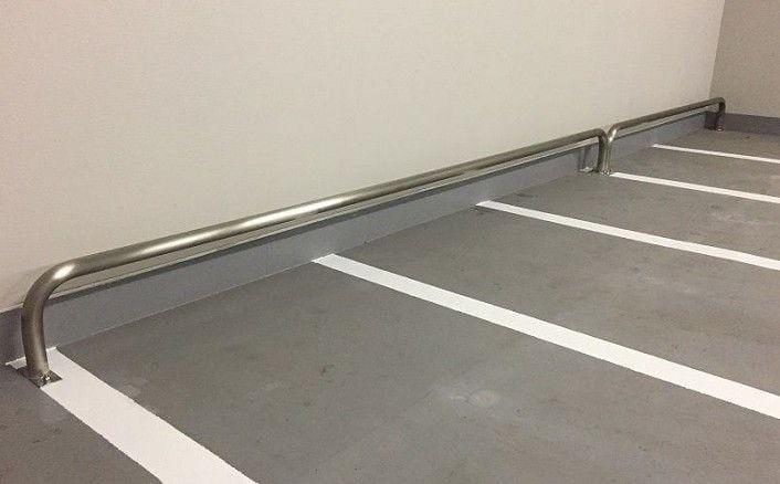 駐輪場の盗難防止用SUSパイプ（独立柱）の写真。